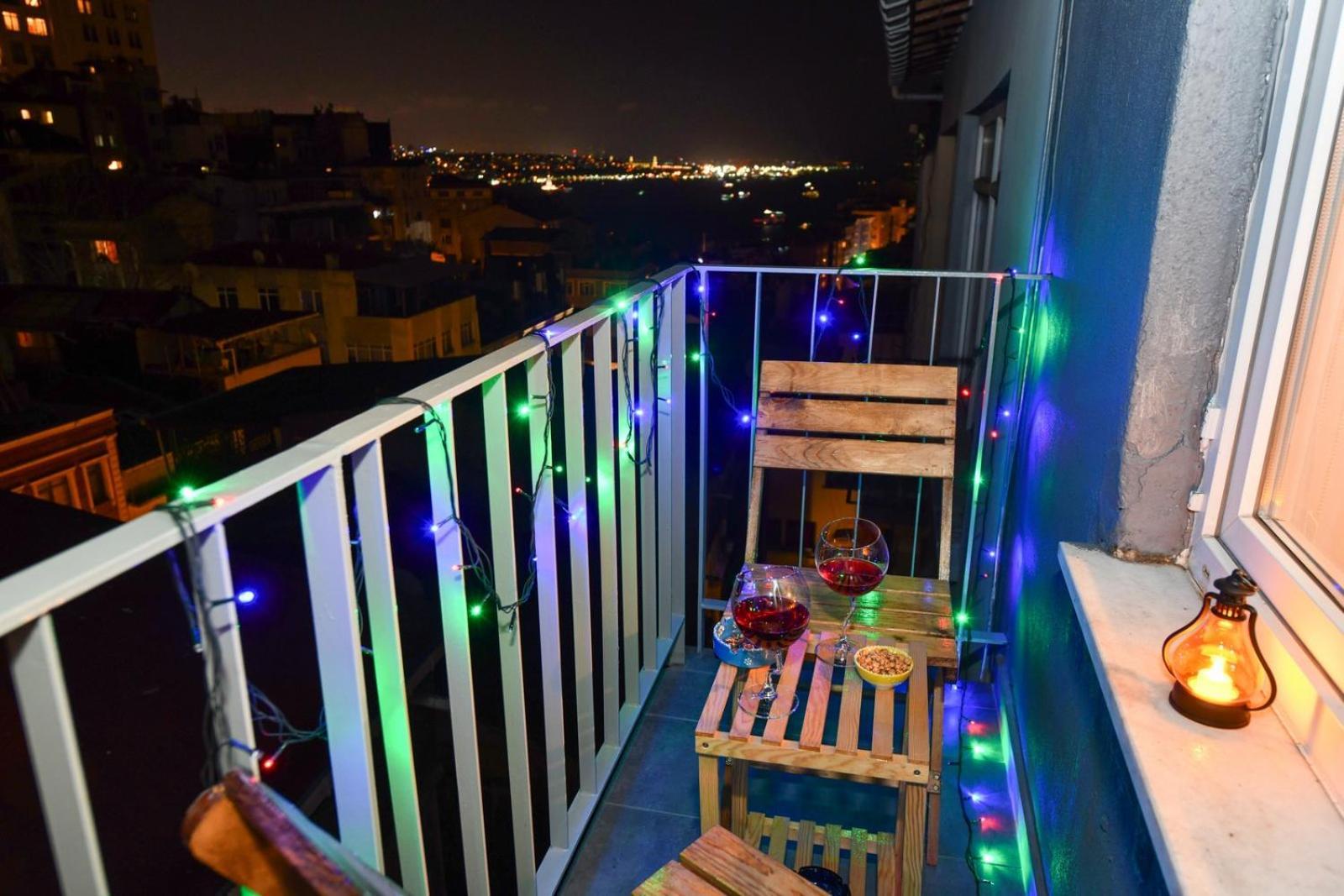 The Maiden Tower From Your Bedroom Romantic View, In Taksim Square Daire